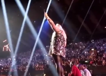 Провалилась под сцену: опубликовано видео рискованного казуса с британской звездой и ведущей