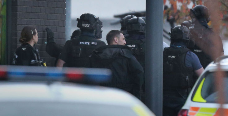 В Англии мужчина с обрезом захватил заложников в боулинг-клубе. Полиция взяла клуб штурмом