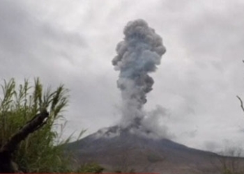 Турист случайно снял извержение 3-х километрового столба пепла вулканом на Суматре