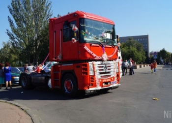 Свадебный кортеж из огромных грузовиков удивил жителей Николаева