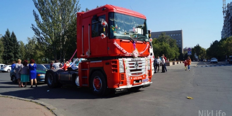 Свадебный кортеж из огромных грузовиков удивил жителей Николаева