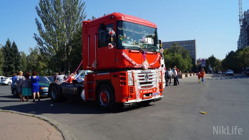 Свадебный кортеж из огромных грузовиков удивил жителей Николаева 3