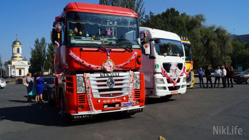 Свадебный кортеж из огромных грузовиков удивил жителей Николаева 1