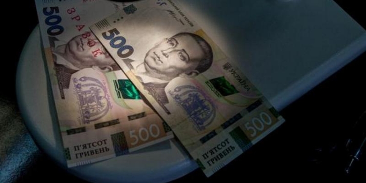 Украинцы «в тени» тратят более триллиона гривен на покупки