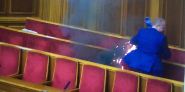 Горите вы все синим пламенем. Нардеп бросил дымовую шашку в сессионный зал парламента