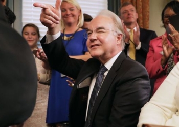 В США министр ушел в отставку из-за скандала с полетами на частных самолетах