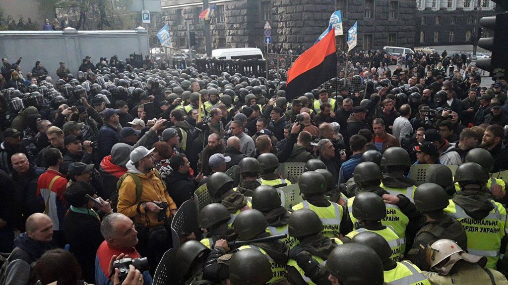 Стычки под Верховной Радой. Пострадали правоохранители. Группу митингующих заблокировали во дворе 2