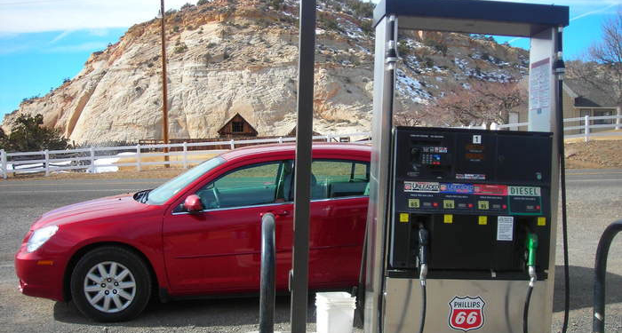 Выигравший в лотерее $5 млн.работник бензоколонке решил съездить в Диснейленд и купить себе АЗС