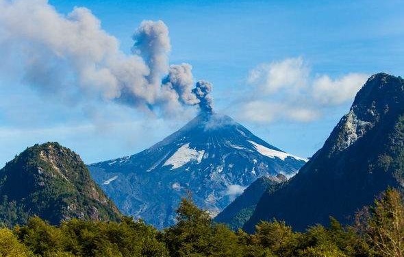 Поднимается земля и закипают реки. В США просыпается самый опасный в мире вулкан, животные уже уходят из опасной зоны