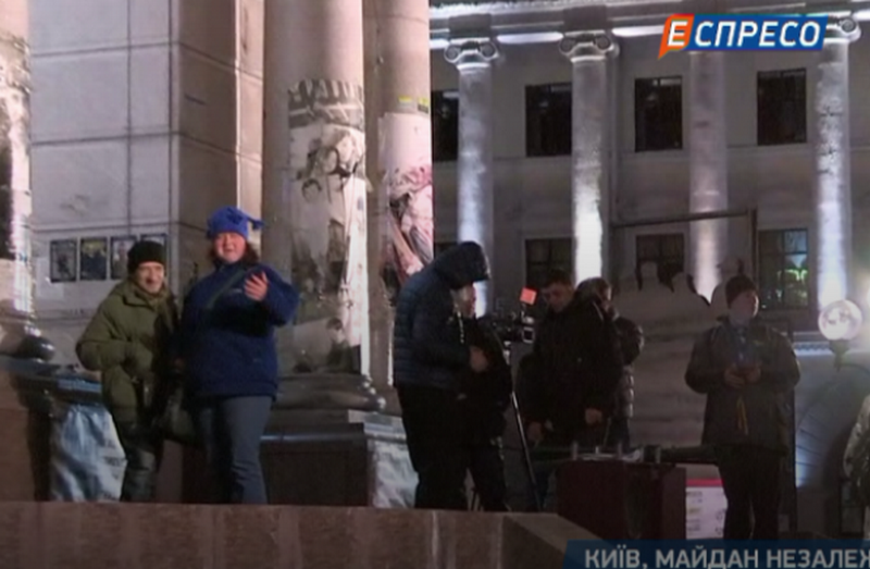 Полицейские на Майдане в Киеве не позволили митингующим зажечь шины 1