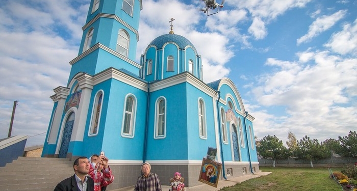 Синтез технологии и веры против преступности: село под Одессой облетела на квадрокоптере икона Божье матери