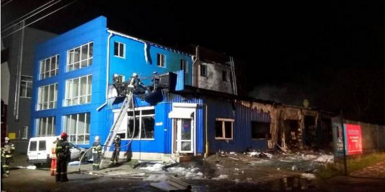 В Киеве произошёл масштабный пожар в складском помещении – погибших и травмированных нет