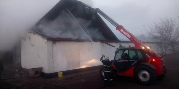 На Николаевщине горел склад фермерского хозяйства с соломой – огонь охватил 500 кв.м