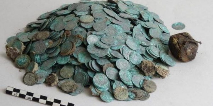 Во Франции обнаружили несколько тысяч монет ХІІ века