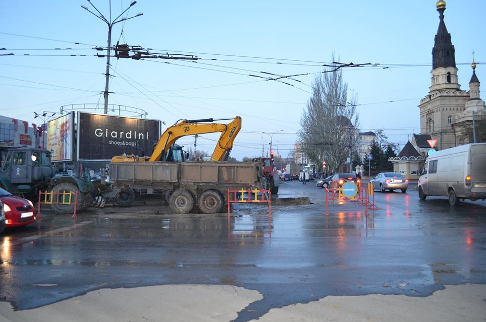 В Николаеве – серьезная авария на водоводе: порыв произошел прямо на кольце на ул.Садовой 1