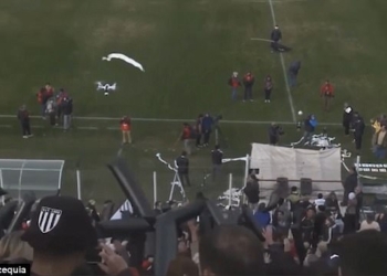 В Аргентине во время футбольного матча сбили дрон… рулоном туалетной бумаги