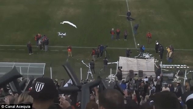 В Аргентине во время футбольного матча сбили дрон… рулоном туалетной бумаги