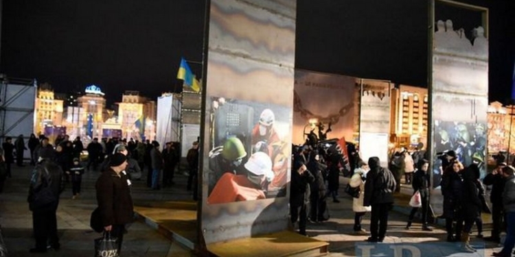 На Майдане в Киеве активисты устроили потасовку с правоохранителями и установили две палатки