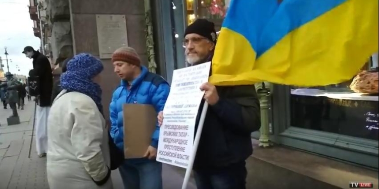 В поддержку крымских татар и против репрессий в оккупированном Крыму: в российском Санкт-Петербурге прошли одиночные пикеты