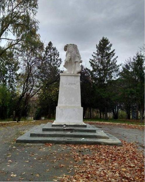 В молдавском городе Фалешты вандалы сломали памятник Пушкину 2