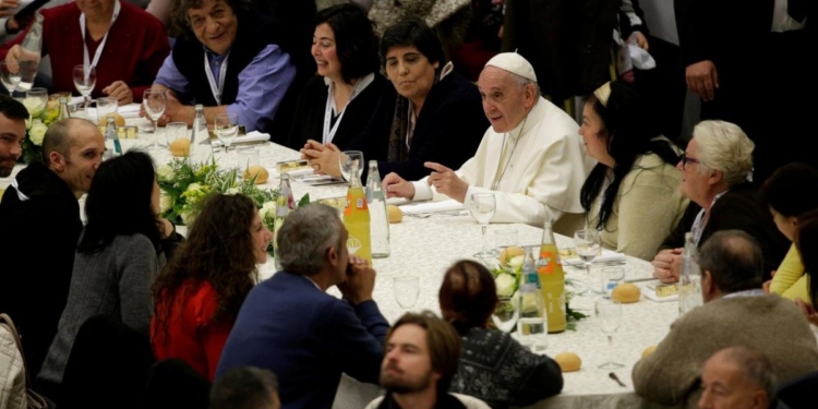 Венецианский сыр, телятина с овощами и тирамису: с Папой Римским Франциском отобедали около 4 тыс. бедных людей из разных стран мира