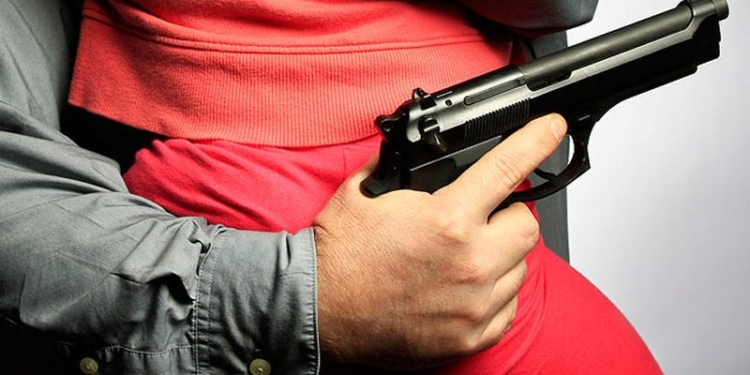 Мастерство не пропьешь: в Бразилии полицейский с ребенком на руках сумел отстреляться от грабителей