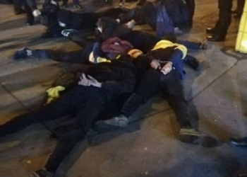 В Киеве толпа молодых людей разгромила несколько киосков и салон «Спортлото»