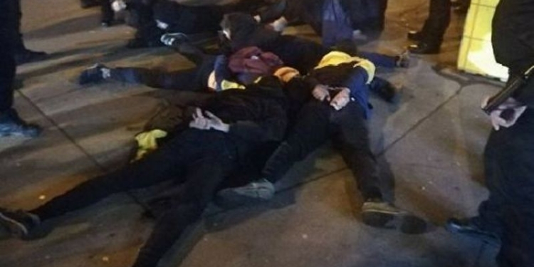 В Киеве толпа молодых людей разгромила несколько киосков и салон «Спортлото»