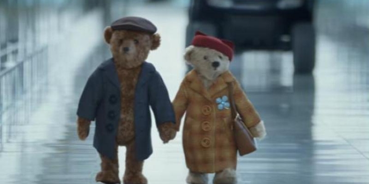 «Летите к кому-то, а не только куда-то». Трогательная рождественская реклама, заставляющая вспомнить о вечных ценностях