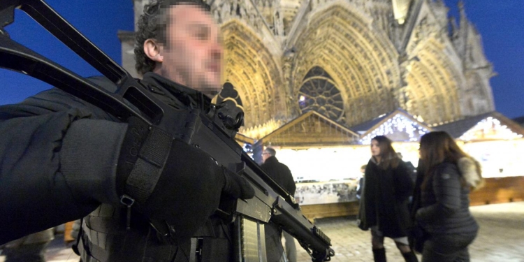 Правоохранители Франции задержали шестерых человек, подозреваемых в подготовке нападений на рождественском базаре