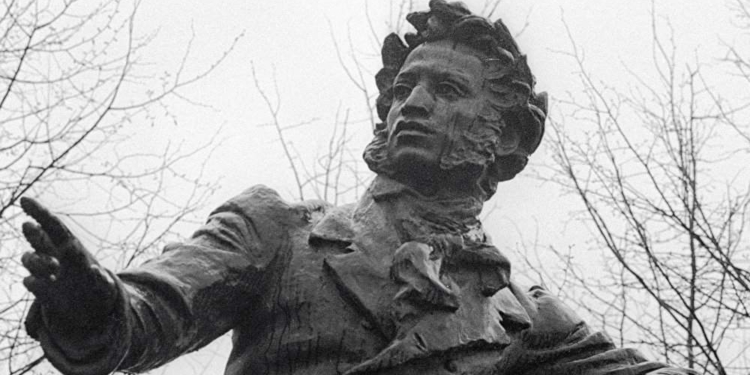 В молдавском городе Фалешты вандалы сломали памятник Пушкину