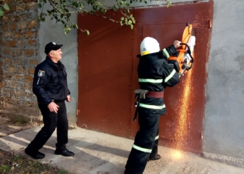 На Николаевщине мужчина в гараже пытался повеситься и зачем-то привязал к себе жену – свершиться непоправимому помешали спасатели