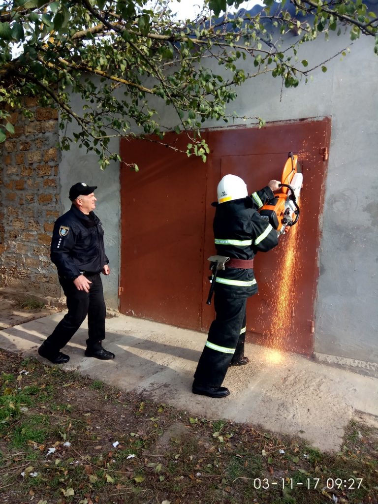 На Николаевщине мужчина в гараже пытался повеситься и зачем-то привязал к себе жену – свершиться непоправимому помешали спасатели 2