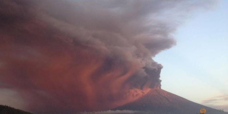 На Бали – второе за неделю извержение вулкана. Но власти Индонезии заявляют, что на острове безопасно