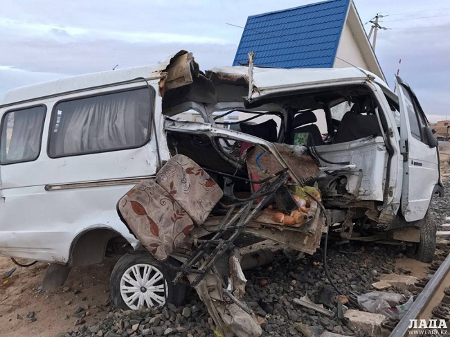 Жуткое ДТП в Казахстане на железнодорожном переезде: 9 погибших, 27 госпитализированных 3
