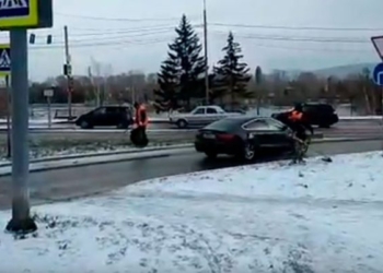 Традиции живы: в России выпавший снег, может, и расстроил коммунальщиков, но не остановил – они вышли на покос травы