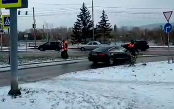 Традиции живы: в России выпавший снег, может, и расстроил коммунальщиков, но не остановил – они вышли на покос травы