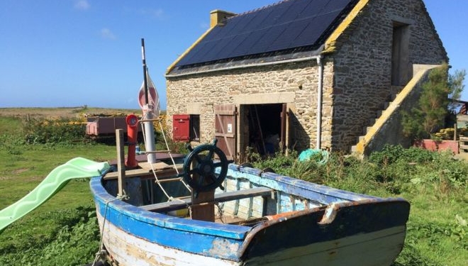 Во Франции нашли пару «робинзонов», которая будет жить на необитаемом острове Кеменес в Атлантическом океане