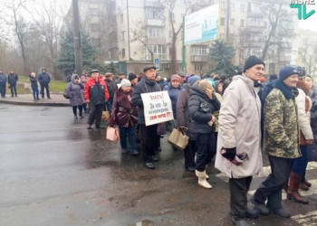 Все те же, все там же: работники «Николаевского судостроительного завода» перекрыли Варваровский мост в Николаеве