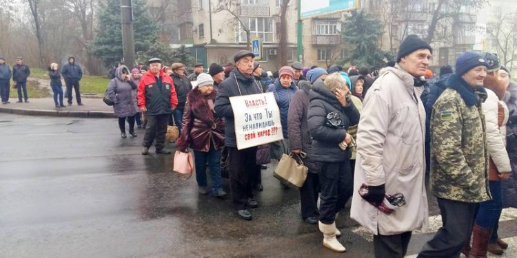 Все те же, все там же: работники «Николаевского судостроительного завода» перекрыли Варваровский мост в Николаеве