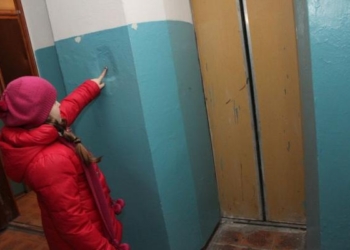 В Киеве с 16-го этажа оборвался лифт, в котором были молодая женщина и школьница