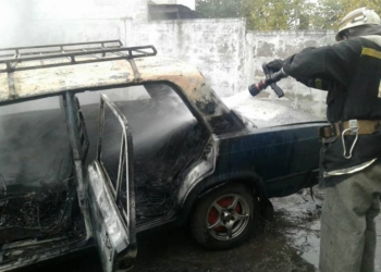В Николаеве сгорел припаркованный на улице автомобиль