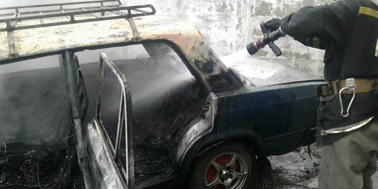 В Николаеве сгорел припаркованный на улице автомобиль