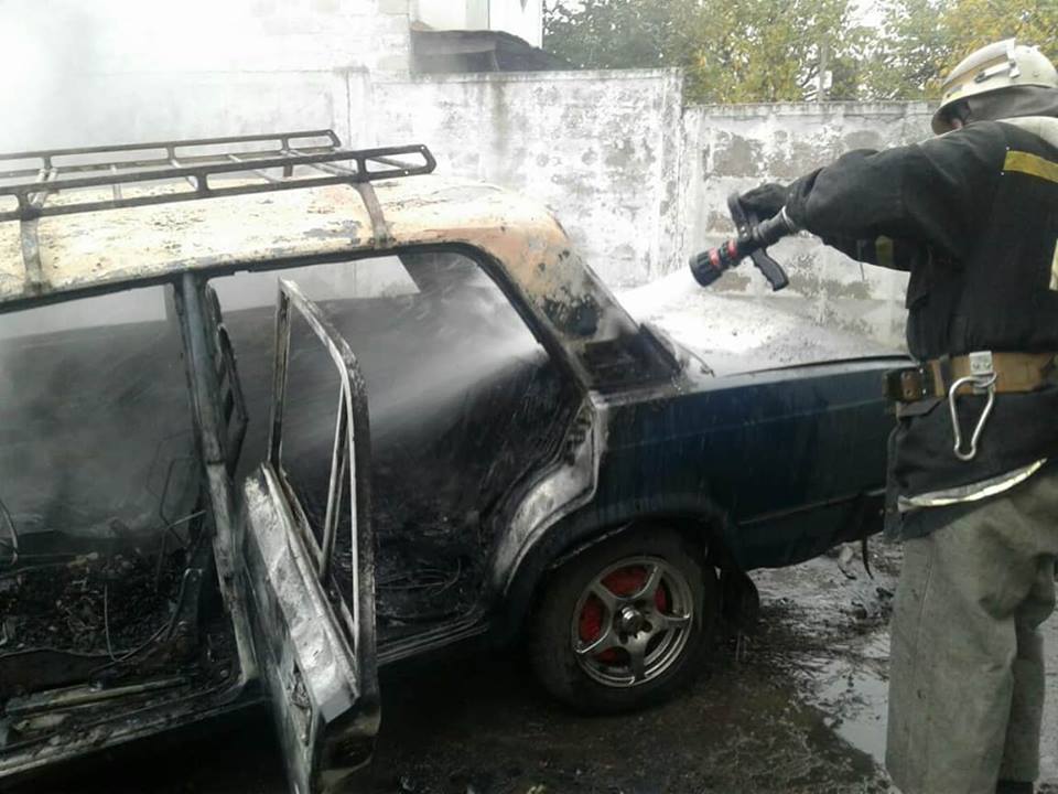 В Николаеве сгорел припаркованный на улице автомобиль 1
