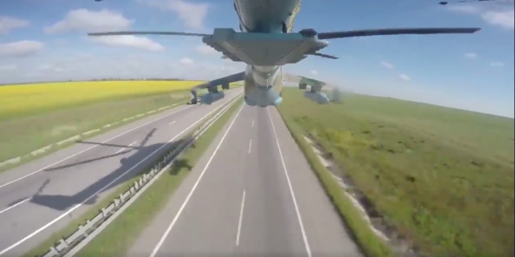 «Мне сверху видно все»: боевые вертолеты прошли над трассой Херсон-Николаев