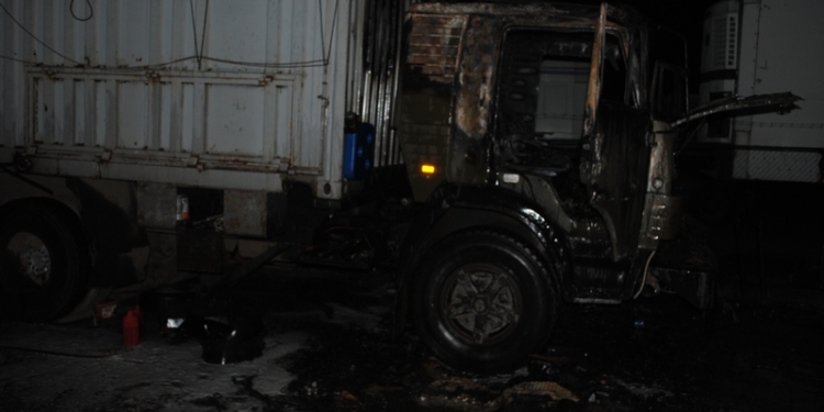 В Николаеве сгорел припаркованный на улице грузовой автомобиль – водитель с ожогами рук и ног ІІ степени в больнице