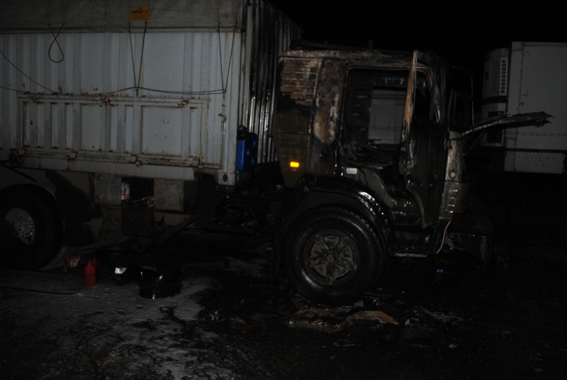 В Николаеве сгорел припаркованный на улице грузовой автомобиль – водитель с ожогами рук и ног ІІ степени в больнице 1