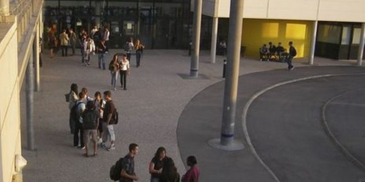 Во Франции водитель-азиат специально въехал в толпу студентов – есть пострадавшие