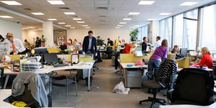 Чем живешь, офисный планктон? В Польше будничную серость раскрасила голая сотрудница – босс попросил