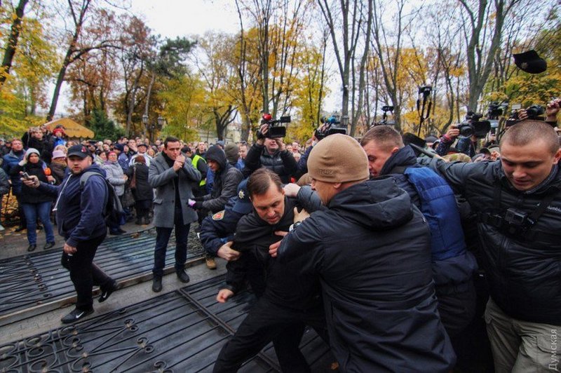 Во время вчерашних столкновений в Одессе травмировали более 20 полицейских 17